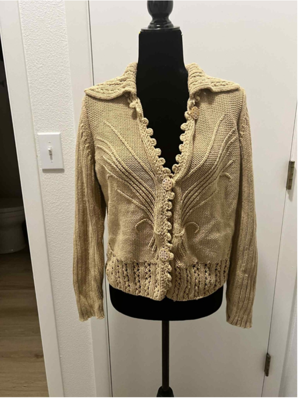 Liz Claiborne Womens Beige Knit Cardigan Sweater Scalloped Trim Button Front - Picture 1 of 9